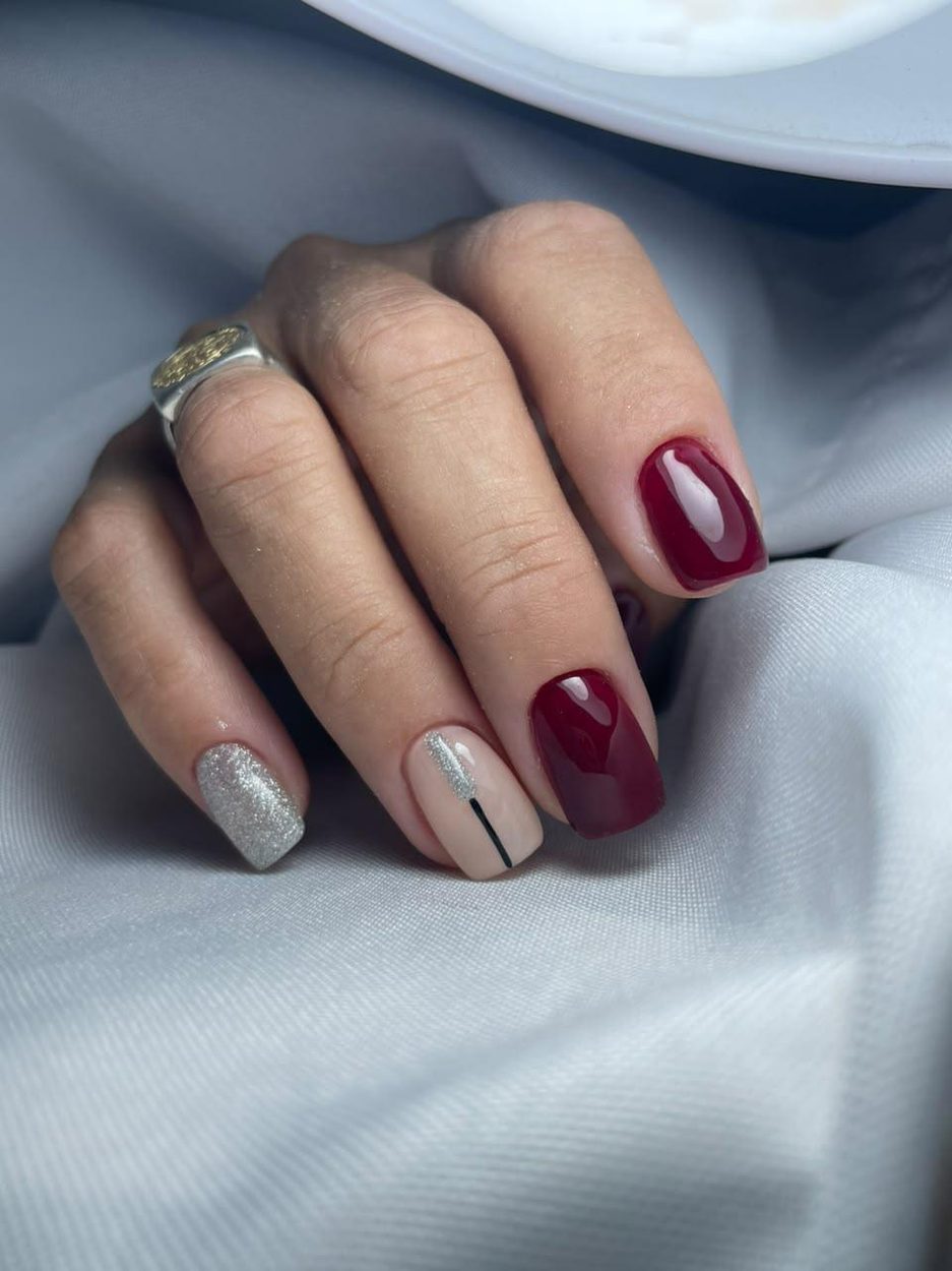 Uñas bordó, nude con línea fina y plateado glitter