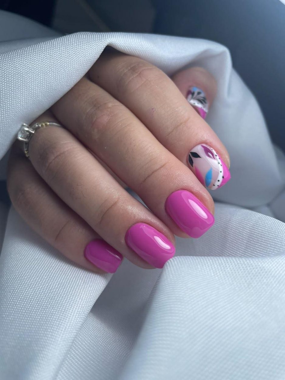 Uñas fucsia con un diseño de hojas a color