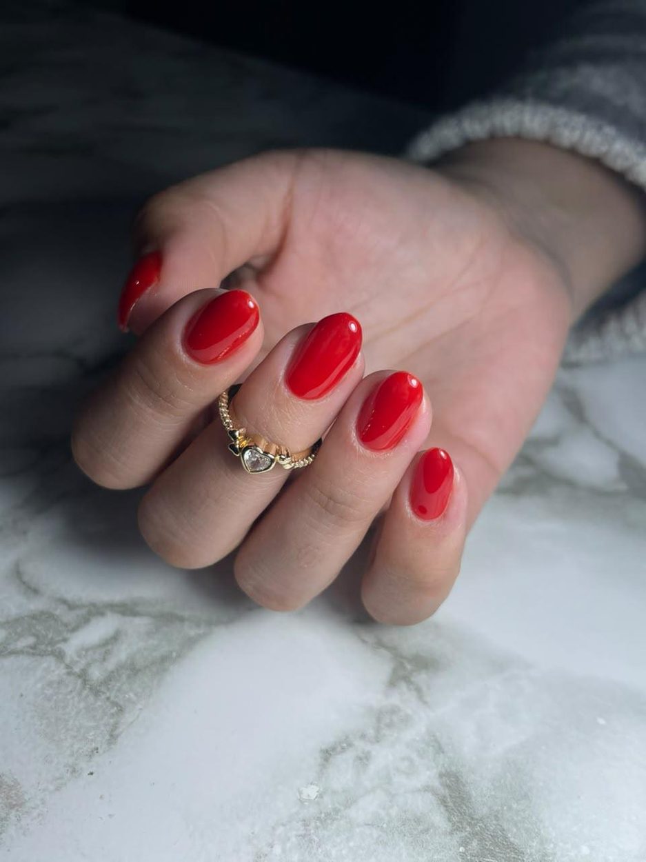 Uñas almendra rojo intenso