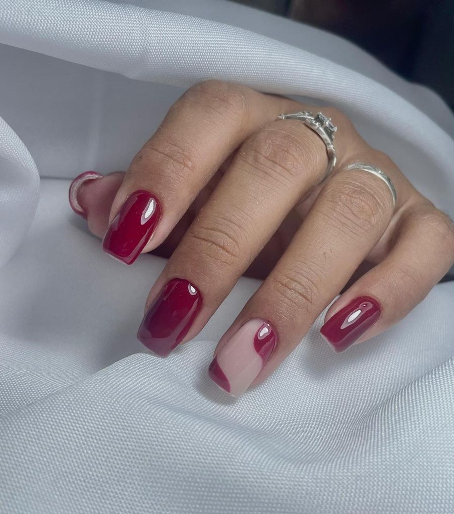 Uñas cuadradas en bordó con un diseño de ola nude