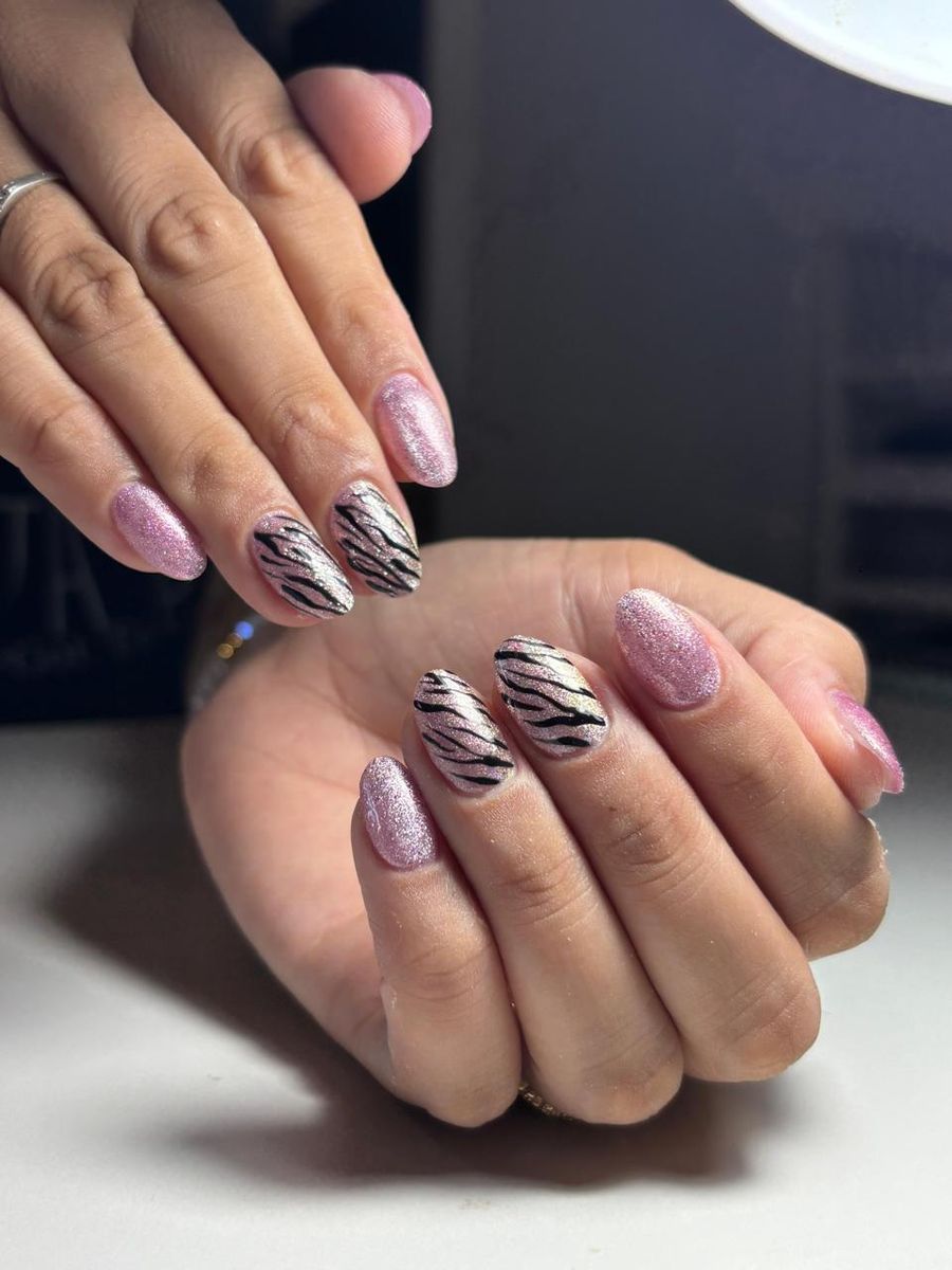 Uñas rosa glitter con animal print negro