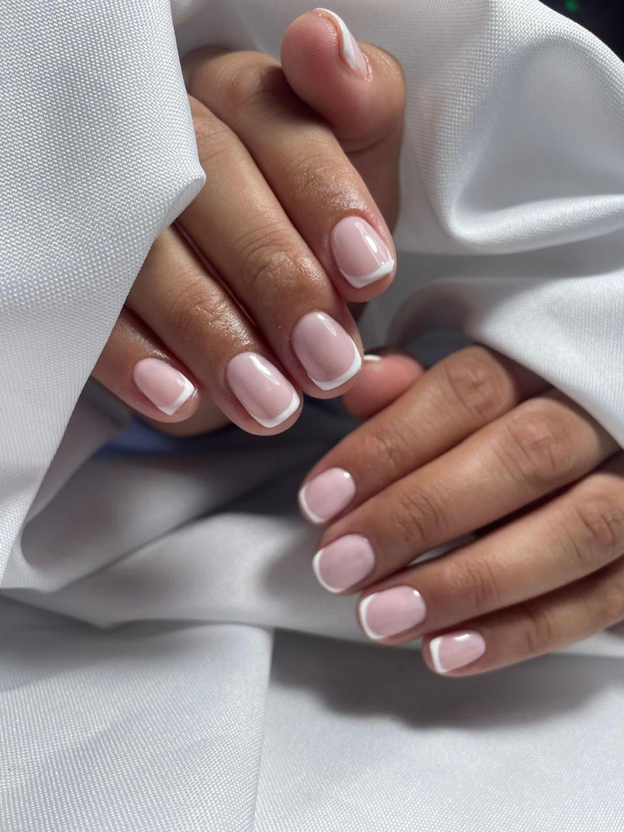 Francesita clásica en uñas cortas
