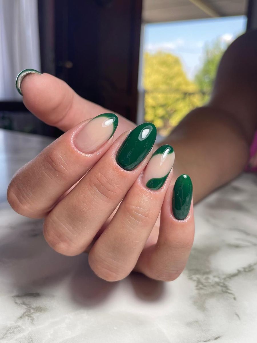 Uñas verde inglés con francesita en curva